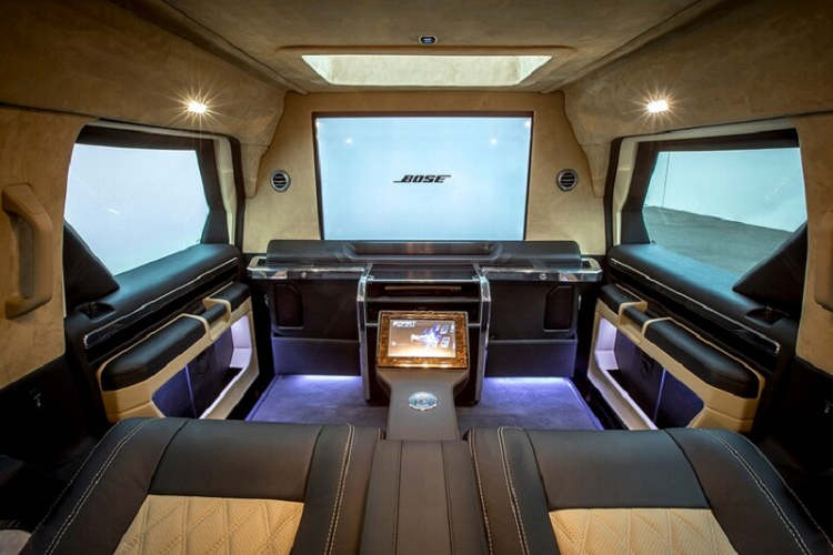 Cung cấp sức mạnh cho chiếc SUV nặng hơn 4 tấn này là khối động cơ V10 6.8L cho ra công suất tối đa 362 mã lực và momen xoắn cực đại 620 Nm, đi kèm là hộp số tự động 5 cấp. Xét về sự bất cân xứng giữa trọng lượng, kích thước và sức mạnh động cơ, hiển nhiên chúng ta không nên quá mong đợi vào khả năng tăng tốc của USSV Rhino GX.