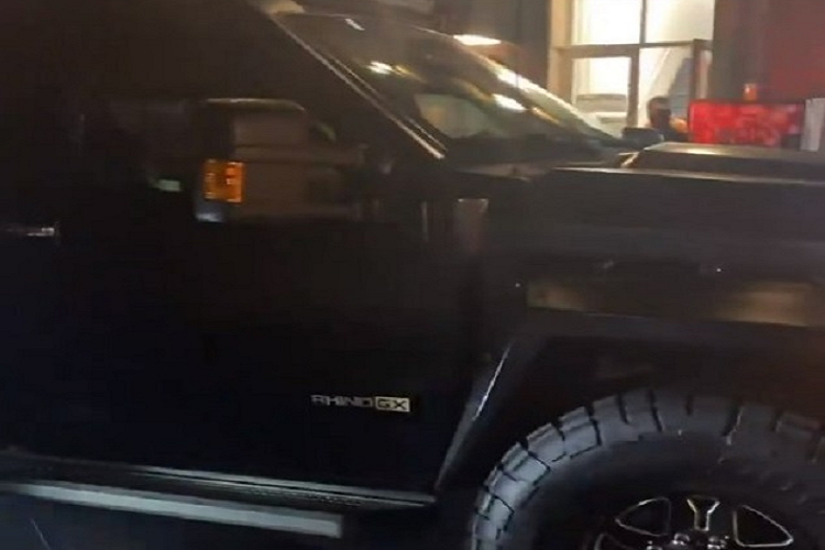 USSV Rhino GX hàng khủng này được xây dựng trên nền tảng gầm bệ của Ford F-450 Super Duty, với tổng trọng lượng lên đến 4.354 kg, cao 2.225mm và rộng 2.438mm. Các con số này phần nào phản ánh được sự đồ sộ và to lớn của Rhino GX, đi kèm là một khoang nội thất rộng rãi.