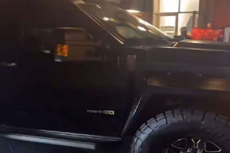 USSV Rhino GX hàng khủng này được xây dựng trên nền tảng gầm bệ của Ford F-450 Super Duty, với tổng trọng lượng lên đến 4.354 kg, cao 2.225mm và rộng 2.438mm. Các con số này phần nào phản ánh được sự đồ sộ và to lớn của Rhino GX, đi kèm là một khoang nội thất rộng rãi.