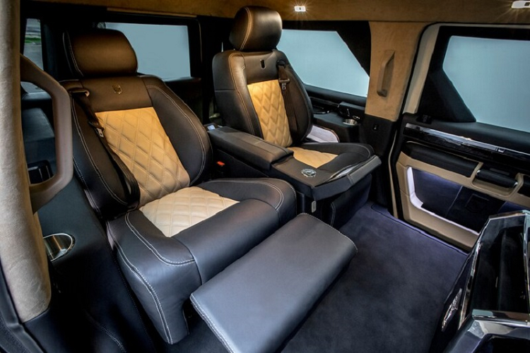 Dù sở hữu ngoại hình của một chiếc xe quân sự, nhưng nội thất của USSV Rhino GX lại giống như khoang thương gia trên các mẫu máy bay tư nhân. Hàng ghế lái và khoang hành khách phía sau được ngăn cách với nhau bởi một tấm vách, nơi lắp đặt chiếc TV 40 inch cùng hai loa.