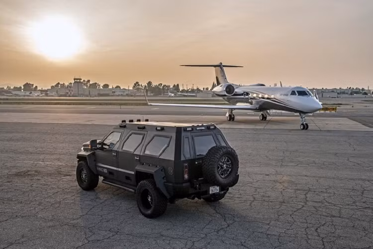 Giữa hai ghế ngồi phía sau là bệ tỳ tay trung tâm với màn hình cảm ứng để điều khiển nhiều chức năng tiện ích. Hai ghế ngồi này cũng có khả năng chỉnh điện với bệ đỡ chân như trên các mẫu xe siêu sang khác. Hành khách ngồi phía sau có thể liên lạc với người lái thông qua các bộ đàm được trang bị sẵn.