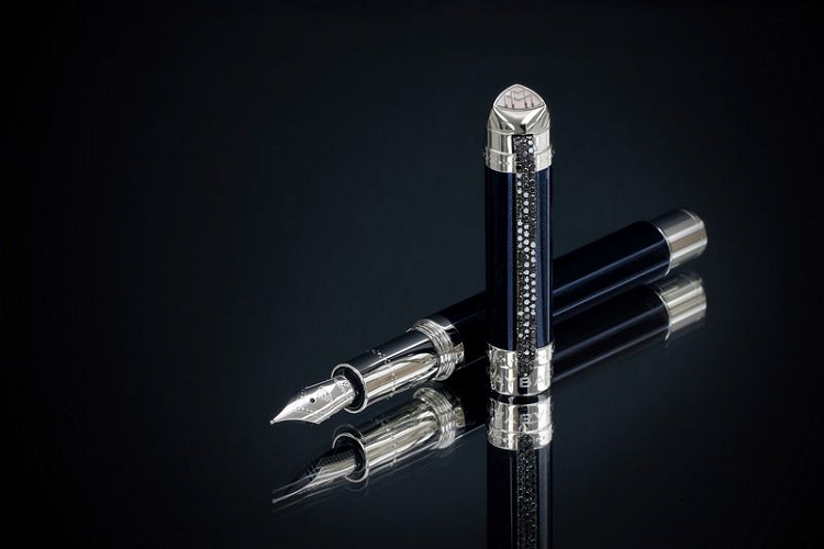 Trong khi đó, những chiếc Maybach GLS 600 Edition 100 lấy sức mạnh từ cỗ máy tăng áp kép V8 4.0L 558 mã lực và 730 Nm, tăng tốc từ 0 - 100 km/h trong 4,9 giây, tốc độ tối đa 209 km/h giống như GLS 600 thông thường.