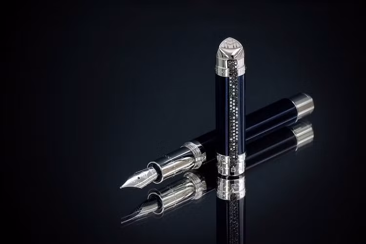 Trong khi đó, những chiếc Maybach GLS 600 Edition 100 lấy sức mạnh từ cỗ máy tăng áp kép V8 4.0L 558 mã lực và 730 Nm, tăng tốc từ 0 - 100 km/h trong 4,9 giây, tốc độ tối đa 209 km/h giống như GLS 600 thông thường.