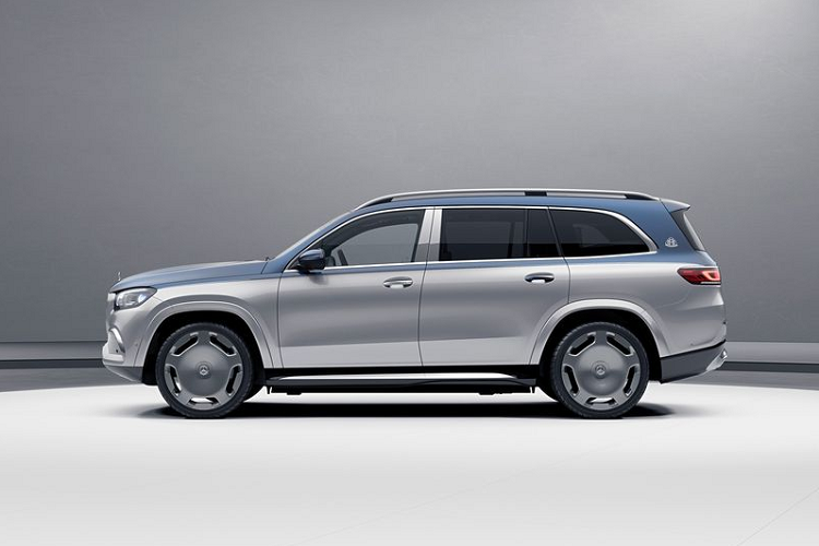 Di chuyển vào bên trong, toàn bộ Mercedes-Maybach Edition 100 đều được bọc da cao cấp Maybach Exclusive Nappa với tông màu chủ đạo trắng Crystal White, kết hợp cùng các chi tiết màu xám Silver Grey Pearl, ốp gỗ sơn mài Piano đen bóng và logo Maybach Edition 100 xuất hiện khắp cabin.