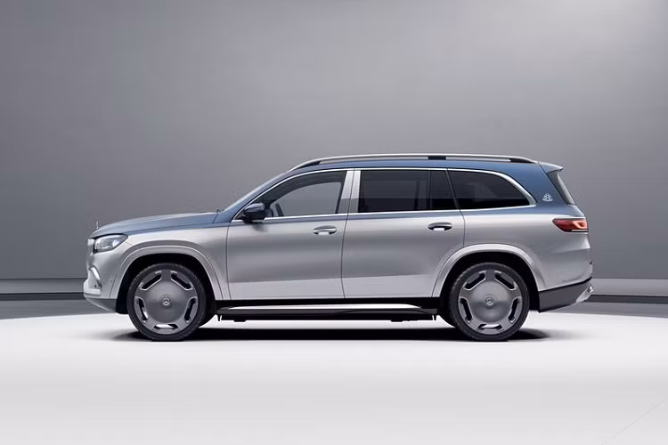 Di chuyển vào bên trong, toàn bộ Mercedes-Maybach Edition 100 đều được bọc da cao cấp Maybach Exclusive Nappa với tông màu chủ đạo trắng Crystal White, kết hợp cùng các chi tiết màu xám Silver Grey Pearl, ốp gỗ sơn mài Piano đen bóng và logo Maybach Edition 100 xuất hiện khắp cabin.