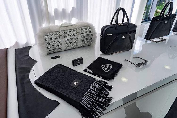 Nhìn chung, Mercedes-Maybach Edition 100 chỉ gồm một số thay đổi nhỏ ở nội / ngoại thất, tuy nhiên, mỗi khách hàng của Edition 100 đều sẽ được tặng loạt phụ kiện theo chủ đề Edition 100.