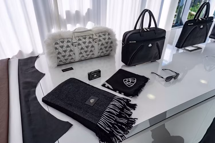 Nhìn chung, Mercedes-Maybach Edition 100 chỉ gồm một số thay đổi nhỏ ở nội / ngoại thất, tuy nhiên, mỗi khách hàng của Edition 100 đều sẽ được tặng loạt phụ kiện theo chủ đề Edition 100.