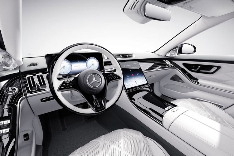 Về truyền động, Mercedes-Maybach S 680 Edition 100 vẫn dùng động cơ tăng áp kép V12 6.0L sản sinh công suất 612 mã lực và mô-men xoắn 900 Nm, khả năng tăng tốc 0 - 100 km/h trong 4,4 giây, tốc độ tối đa 250 km/h.