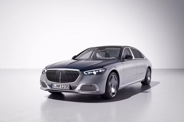 Ngoài ra, phiên bản đặc biệt Mercedes-Maybach Edition 100 2021 mới còn sở hữu logo Maybach đi kèm dòng chữ "Edition 100" trên cột C và bộ mâm đúc hợp kim 5 chấu kích thước 20 inch đặc trưng của thương hiệu Maybach.