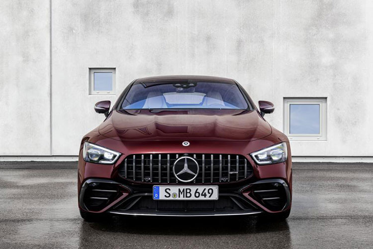 Đi kèm là hộp số tự động 9 cấp AMG SPEEDSHIFT TCT 9G và hệ dẫn động 4 bánh. Ở Việt Nam, AMG GT 53 4MATIC+ trực tiếp "đối đầu" với Porsche Panamera và BMW M6 Gran Coupe.
