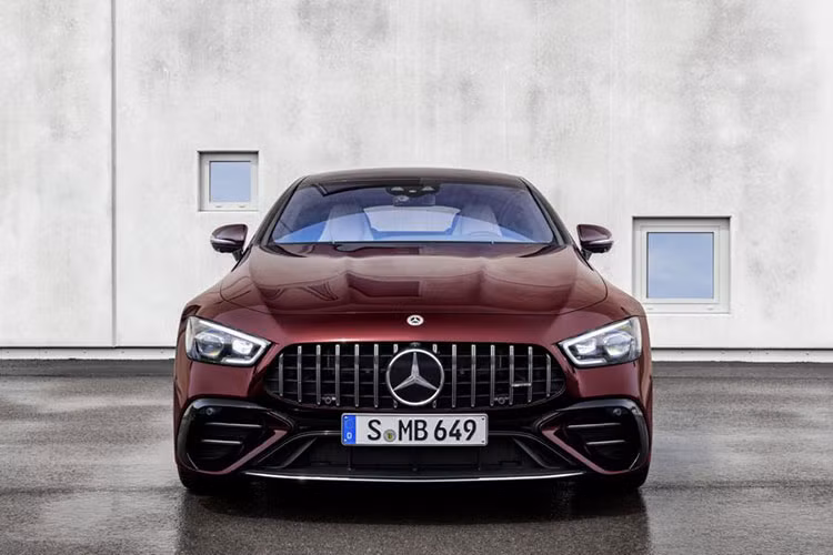 Đi kèm là hộp số tự động 9 cấp AMG SPEEDSHIFT TCT 9G và hệ dẫn động 4 bánh. Ở Việt Nam, AMG GT 53 4MATIC+ trực tiếp "đối đầu" với Porsche Panamera và BMW M6 Gran Coupe.