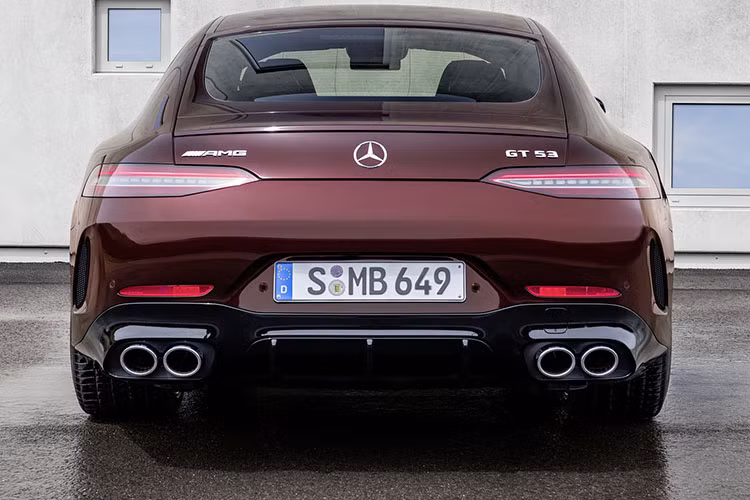 "Trái tim" của Mercedes-AMG GT 53 4MATIC+ 2021 tiếp tục là động cơ 3.0L 6 xi-lanh thẳng hàng sản sinh công suất 435 mã lực và mô-men xoắn cực 520 Nm, kết hợp hệ thống mild-hybrid EQ Boost hỗ trợ thêm 22 mã lực và 250 Nm khi cần thiết.