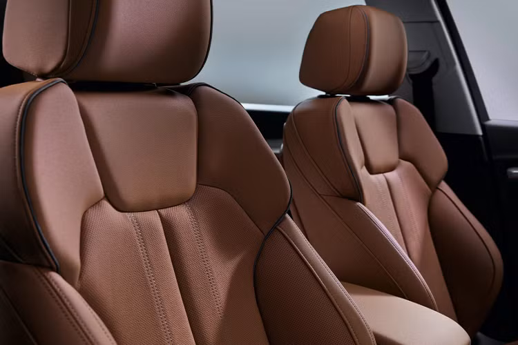 Nội thất phiên bản Audi Q5 2021 phiên bản 45 TFSI được trang bị khá đầy đủ, nổi bật nhất là đồng hồ hỗ trợ lái kỹ thuật số Audi Virtual Cockpit sử dụng màn hình 12,3 inch có độ phân giải cao hay còn gọi là “buồng lái ảo”.