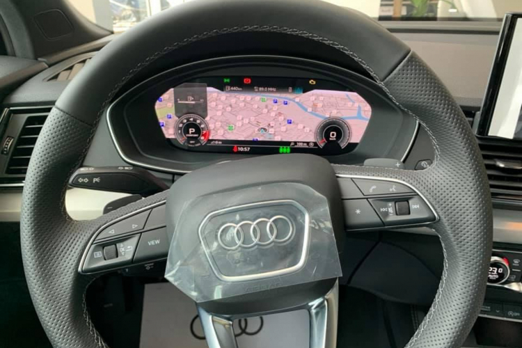 Hệ truyền động mild hybrid (MHEV) mới giúp chiếc SUV gia tăng tính hiệu quả và sự thoải mái đồng thời giảm mức tiêu thụ nhiên liệu. Sức mạnh được truyền xuống bốn bánh (Quattro) thông qua hộp số tự động ly hợp kép 7 cấp.