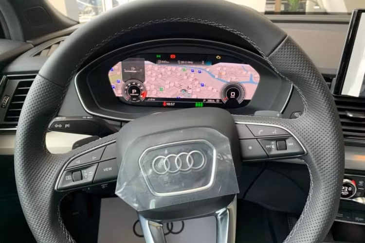 Hệ truyền động mild hybrid (MHEV) mới giúp chiếc SUV gia tăng tính hiệu quả và sự thoải mái đồng thời giảm mức tiêu thụ nhiên liệu. Sức mạnh được truyền xuống bốn bánh (Quattro) thông qua hộp số tự động ly hợp kép 7 cấp.