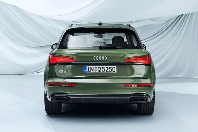 Hiện tại, giá xe Audi Q5 45 TFSI 2021 tại thị trường Việt chưa được hé lộ. Được biết, Audi Q5 phiên bản cũ 2.0 TFSI có giá tham khảo từ 2,51 tỷ đồng. Tại thị trường Mỹ, Audi Q5 45 TFSI Premium có giá bán khởi điểm từ 43.300 USD (khoảng 998 triệu đồng).