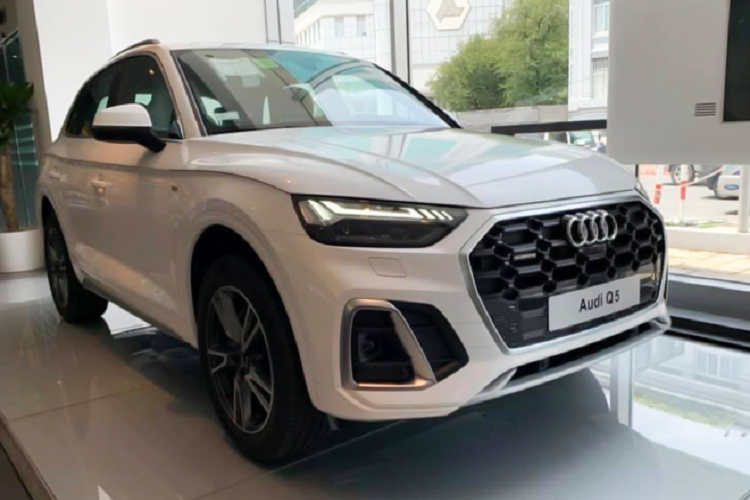 Không rầm rộ, Audi Việt Nam đã âm thầm đưa Q5 2021 bản nâng cấp mới về nước. Theo đó, chiếc Audi Q5 2021 mới đang được Audi Việt Nam trưng bày tại một đại lý ở TP.HCM thuộc phiên bản 45 TFSI.