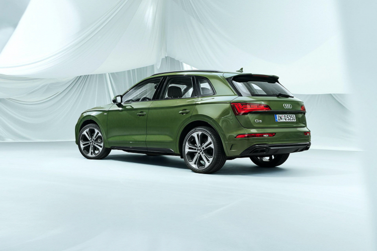 Tại thị trường Việt Nam, Audi Q5 là mẫu xe cạnh tranh trực tiếp với các mẫu xe như BMW X3, Mercedes-Benz GLC hay Lexus RX. Xét trong phân khúc SUV hạng sang cỡ nhỏ, Audi Q5 là sự lựa chọn của một nhóm nhỏ khách hàng trẻ đề cao phong cách trẻ trung cá tính, yêu thích khả năng vận hành thú vị và linh hoạt của hệ dẫn động bốn bánh toàn thời gian Quattro.