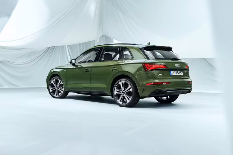 Tại thị trường Việt Nam, Audi Q5 là mẫu xe cạnh tranh trực tiếp với các mẫu xe như BMW X3, Mercedes-Benz GLC hay Lexus RX. Xét trong phân khúc SUV hạng sang cỡ nhỏ, Audi Q5 là sự lựa chọn của một nhóm nhỏ khách hàng trẻ đề cao phong cách trẻ trung cá tính, yêu thích khả năng vận hành thú vị và linh hoạt của hệ dẫn động bốn bánh toàn thời gian Quattro.