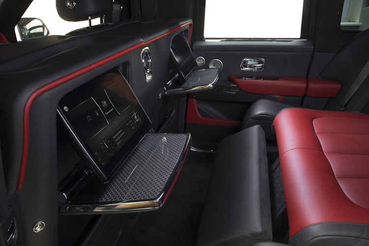 Chi tiết bàn làm việc và màn hình giải trí đã được Klassen tích hợp vào tấm vách và có thể thu gọn lại một cách dễ dàng. Klassen cũng đồng thời trang bị cho hàng ghế sau của chiếc Cullinan một màn hình cực lớn nhằm phục vụ mục đích làm việc hoặc giải trí cho những VIP ngồi sau.