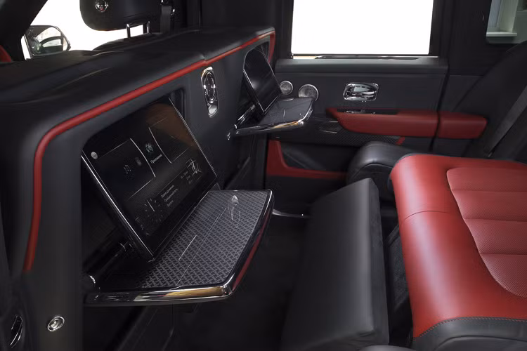 Chi tiết bàn làm việc và màn hình giải trí đã được Klassen tích hợp vào tấm vách và có thể thu gọn lại một cách dễ dàng. Klassen cũng đồng thời trang bị cho hàng ghế sau của chiếc Cullinan một màn hình cực lớn nhằm phục vụ mục đích làm việc hoặc giải trí cho những VIP ngồi sau.