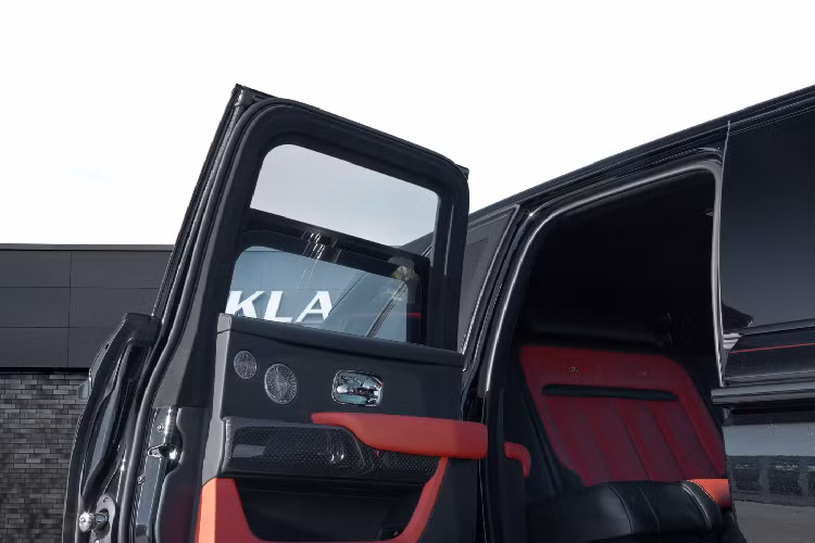 Có thể nói, Rolls-Royce Cullinan Klassen là chiếc SUV sang trọng và an toàn bậc nhất thế giới khi cung cấp cả hai yếu tố về sang trọng cũng như tính an toàn cực cao. Klassen nâng cấp cho Cullinan các tính năng bảo vệ 360 độ cho chiếc Cullinan nhằm đảm bảo an toàn cho chủ xe kể cả khi xe đi vào khu vực nguy hiểm.