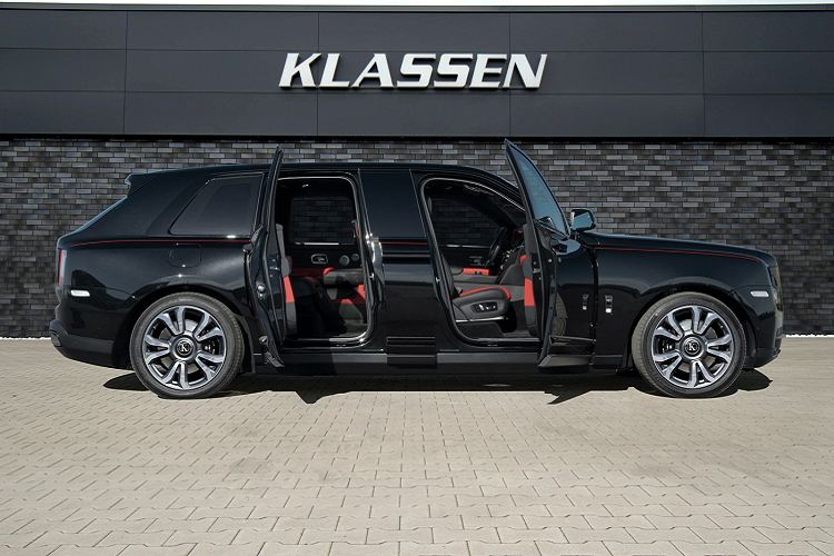 Klassen mới đây đã cho ra lò chiếc Rolls-Royce Cullinan bọc thép mới được nâng cấp với loạt chi tiết đặc biệt. Đáng chú ý, chiếc Cullinan đã được Klassen kéo dài chiều dài tổng thể của xe ra thêm 350 mm với phần chiều dài được thêm ở khu vực cột B.