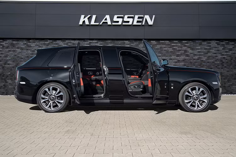 Klassen mới đây đã cho ra lò chiếc Rolls-Royce Cullinan bọc thép mới được nâng cấp với loạt chi tiết đặc biệt. Đáng chú ý, chiếc Cullinan đã được Klassen kéo dài chiều dài tổng thể của xe ra thêm 350 mm với phần chiều dài được thêm ở khu vực cột B.