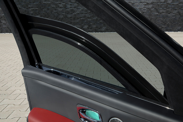 Ngoài ra, Klassen hoàn toàn có thể tùy chỉnh khoang nội thất theo yêu cầu cũng như sở thích của khách hàng. Chiếc Cullinan này được thiết kế với khoang nội thất phối màu đỏ đen sang trọng.