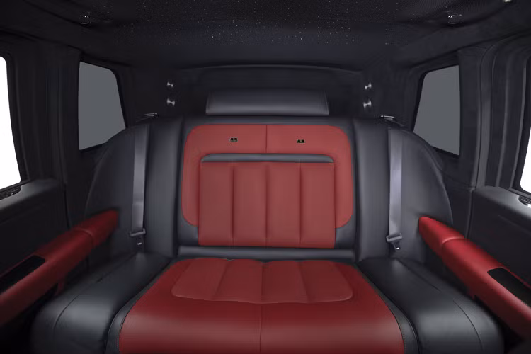 Khung bảo vệ khoang nội thất xe được kéo dài đến hết khoang hành lý phía sau của xe. Ở phía sau khoang hành lý có một lớp vách ngăn vững chắc giúp bảo vệ chủ sở hữu khỏi những cuộc tấn công nguy hiểm. Trong trường hợp gặp sự cố nặng, người trong xe có thể thoát ra ngoài thông qua các cửa kính hông xe hoặc tấm kính trên vách bảo vệ phía sau khoang hành lý.