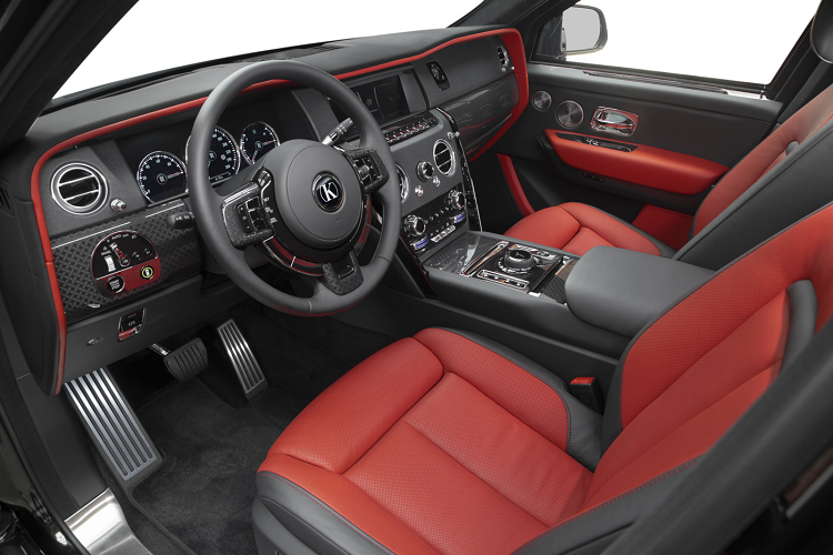 Đi kèm với những tính năng bảo vệ hàng đầu chính là khoang nội thất được Klassen bày trí lại để đem tới trải nghiệm xa hoa bậc nhất cho chủ sở hữu xe. Cullinan được trang bị thêm phần vách ngăn hai hàng ghế ở khu vực cột B được kéo dài. Vách ngăn này có kính ngăn ở phía trên có thể kéo xuống nếu người ngồi sau muốn trò chuyện với người lái xe.