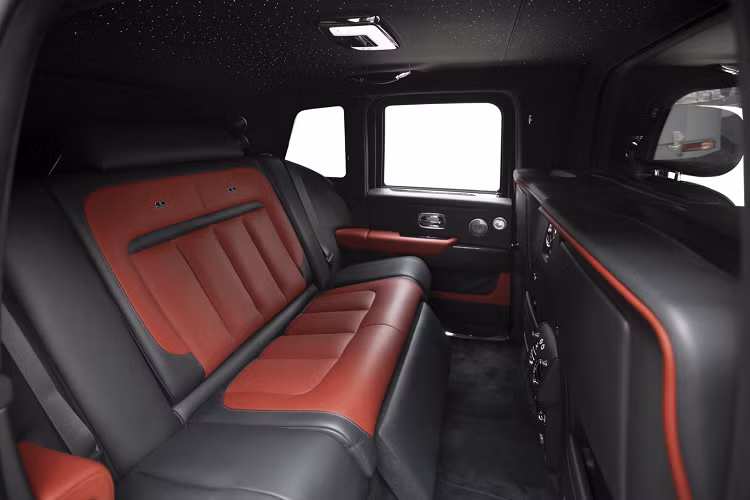 Thay cho cấu hình bốn ghế hoặc năm ghế ở trên Cullinan thông thường, Klassen đã loại bỏ hoàn toàn hệ thống ghế sau nguyên bản của Cullinan và thay bằng ghế ngồi có thiết kế dạng sofa cực kỳ thoải mái cho người ngồi. Phần ghế này còn được trang bị đệm bắp chân cũng như lưng ghế có thể ngả được 180 độ, biến hàng ghế sau trở thành giường ngủ cực kỳ thoải mái cho chủ xe có thể nghỉ ngơi như ở nhà trong những chuyến đi dài.