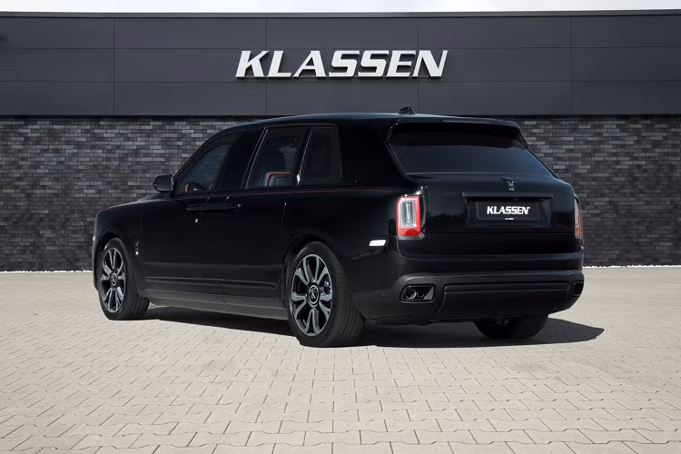 Với nâng cấp này, chiếc Cullinan có vẻ ngoài trông rất khác biệt cũng như sẽ có không gian khoang nội thất rộng rãi hơn cho những vị chủ xe VIP có thêm không gian để làm việc, giải trí cũng như là nghỉ ngơi. Song song với việc kéo dài chiều dài tổng thể của xe, Klassen đồng thời đã trang bị bọc thép cùng nhiều giải pháp an ninh cao cấp cho chiếc Cullinan để đem tới sự an toàn và thoải mái một cách tối đa cho người ngồi trên xe.