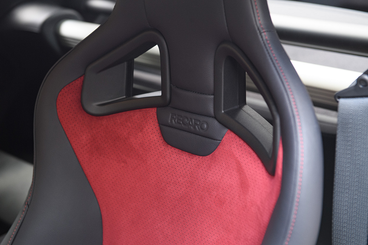 Trong đó, hệ thống ANC tạo ra âm thanh để loại bỏ tiếng ồn động cơ tần số thấp, nhưng vẫn giữ được những âm thanh tuyệt vời từ động cơ mang lại, tạo niềm vui khi cầm lái. Hệ thống này cũng được sử dụng trên siêu xe Nissan GT-R. Trong khi đó, hệ thống ASE sẽ tăng cường âm thanh động cơ tự nhiên để giúp tăng cường trải nghiệm khi cầm lái.