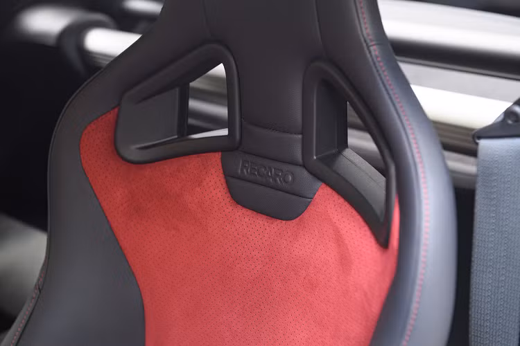 Trong đó, hệ thống ANC tạo ra âm thanh để loại bỏ tiếng ồn động cơ tần số thấp, nhưng vẫn giữ được những âm thanh tuyệt vời từ động cơ mang lại, tạo niềm vui khi cầm lái. Hệ thống này cũng được sử dụng trên siêu xe Nissan GT-R. Trong khi đó, hệ thống ASE sẽ tăng cường âm thanh động cơ tự nhiên để giúp tăng cường trải nghiệm khi cầm lái.