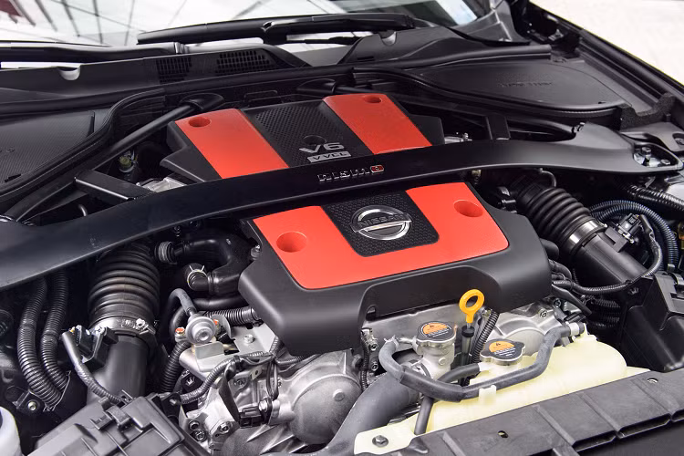 Phiên bản nhập về này mang màu sơn Đen (Magnetic Black), đây là một trong 3 màu sơn của Nissan 370Z NISMO gồm: Đỏ (Solid Red), Trắng (Pearl White) và Đen (Magnetic Black). Tổng thể chiếc coupe đậm chất thể thao hơn với “dàn chân” lắp bộ mâm 19 inch 5 chấu của hãng RAYS, đi kèm với bộ lốp hiệu suất cao Dunlop SP Sport MAXX GT600 mới