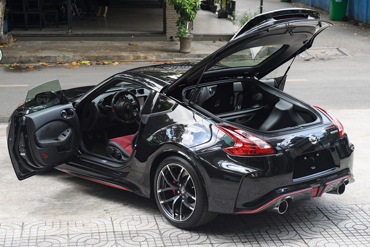 Tính đến thời điểm hiện tại, đây là chiếc Nissan 370Z NISMO thứ 2 có mặt tại Việt Nam, trong khi chiếc trước đó đời 2015 đã từng được chào bán với giá hơn 2 tỷ đồng. Được biết, chiếc Nissan 370Z NISMO này hiện đã có chủ. Mặc dù ra đời từ năm 2018, nhưng đến nay dòng xe Nissan 370Z NISMO vẫn còn được sản xuất và bán ra thị trường, đặc biệt là thị trường Bắc Mỹ. Trên thực tế, dòng xe 370Z không có quá nhiều thay sau nhiều năm