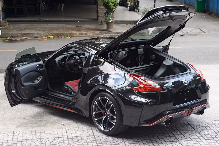 Tính đến thời điểm hiện tại, đây là chiếc Nissan 370Z NISMO thứ 2 có mặt tại Việt Nam, trong khi chiếc trước đó đời 2015 đã từng được chào bán với giá hơn 2 tỷ đồng. Được biết, chiếc Nissan 370Z NISMO này hiện đã có chủ. Mặc dù ra đời từ năm 2018, nhưng đến nay dòng xe Nissan 370Z NISMO vẫn còn được sản xuất và bán ra thị trường, đặc biệt là thị trường Bắc Mỹ. Trên thực tế, dòng xe 370Z không có quá nhiều thay sau nhiều năm