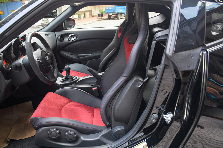 Giá xe Nissan 370Z NISMO chắc chắn sẽ không hề rẻ, khi mẫu xe này sử dụng động cơ dung tích lớn (3.7L) sẽ chịu nhiều thuế TTĐB. Nhìn chung, đây là mẫu xe coupe thể thao lý tưởng dành cho người trẻ yêu thích lái xe, đặc biệt là thích lái xe số sàn.