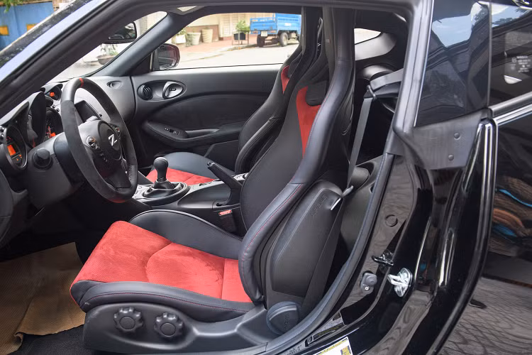 Giá xe Nissan 370Z NISMO chắc chắn sẽ không hề rẻ, khi mẫu xe này sử dụng động cơ dung tích lớn (3.7L) sẽ chịu nhiều thuế TTĐB. Nhìn chung, đây là mẫu xe coupe thể thao lý tưởng dành cho người trẻ yêu thích lái xe, đặc biệt là thích lái xe số sàn.