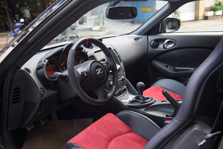 Sức mạnh được truyền xuống cầu sau (RWD), thông qua hộp sàn 6 cấp (6MT) có chức năng SynchroRev Match tự động kiểm soát và điều chỉnh tốc độ động cơ khi chuyển số. Nissan 370Z NISMO vẫn được duy trì hộp số sàn 6 cấp (6MT) như trước, nhưng sử dụng bộ ly hợp hiệu suất cao EXEDY mới. Bộ ly hợp EXEDY L-PEC (Light Pedal Effort Clutch) mới được phát triển một phần thông qua mối quan hệ hợp tác của EXEDY với Nissan Motorsports.