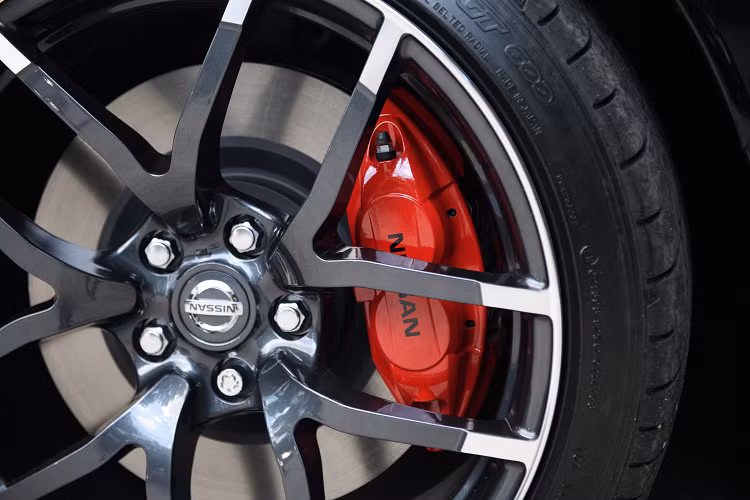 Bước vào bên trong, nội thất Nissan 370Z NISMO mang đậm chất xe thể thao. Xe được trang bị Tiêu Chuẩn bộ ghế thể thao hàng hiệu của Recaro, ghế ngồi được bọc da lộn Alcantara, phối hai màu Đỏ và Đen. Bộ ghế ngồi thể thao được thiết kế để ơm sát cơ thể hơn khi xe tăng tốc, phanh hay vào cua mạnh mẽ. Ghế lái và hành khách đều chỉnh tay, chỉnh tay 8 hướng cho ghế lái và 4 hướng cho hành khách.