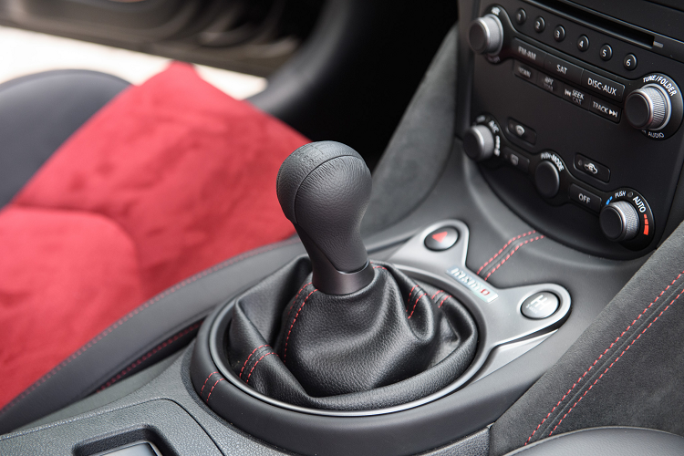 Các trang bị tiện nghi tiêu chuẩn bao gồm hệ thống Nissan Intelligent Key khởi động bằng nút bấm, hệ thống âm thanh 6 loa từ Bose, hỗ trợ kết nối AM/FM, CD, AUX và hơn nữa. Xe cũng được trang bị hệ thống khử tiếng ồn chủ động (ANC) và tăng cường âm thanh chủ động (ASE).