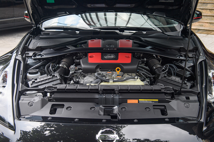 Ngoại thất Nissan 370Z NISMO thế hệ mới mang thiết kế thể thao, trang bị đèn pha xenon tích hợp LED ban ngày “Hyper LED” và viền đèn pha màu đen mang đến vẻ ngoài thể thao mạnh mẽ. Cánh gió phía sau giúp tăng cường luồng không khí tạo lực ép thân xe xuống mặt đường mang lại hiệu suất khí động học. Mui xe bằng nhôm, tay nắm cửa nằm dọc, gương chiếu hậu bên ngoài có sưởi và cặp ống xả lớn mạ crôm.