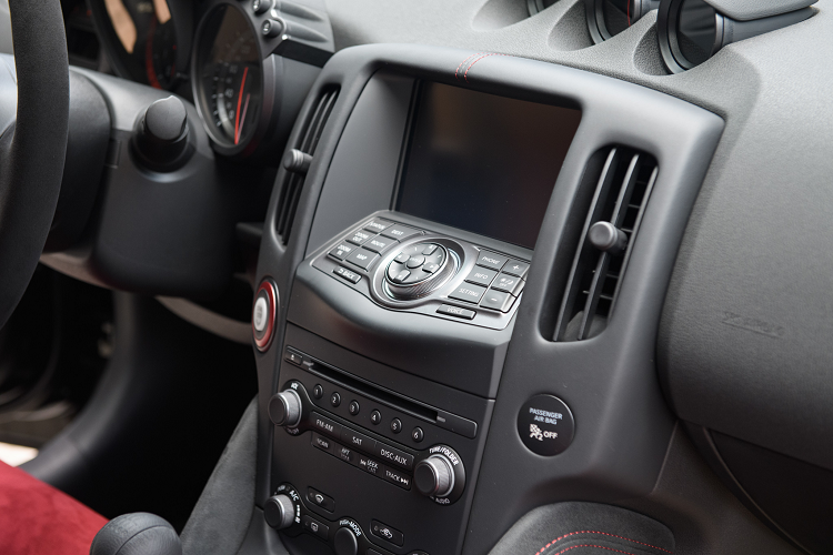 Nissan 370Z NISMO mang nhiều yếu tố hấp dẫn như công suất cao, kiểu dáng và trang bị thể thao, vận hành bền bỉ và mang đến niềm vui đằng sau tay lái.