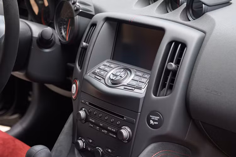 Nissan 370Z NISMO mang nhiều yếu tố hấp dẫn như công suất cao, kiểu dáng và trang bị thể thao, vận hành bền bỉ và mang đến niềm vui đằng sau tay lái.