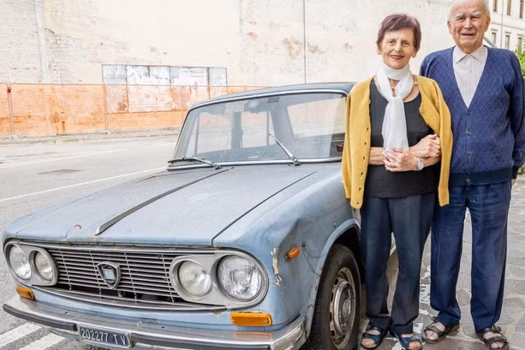 Trao đổi với phóng viên tờ Il Gazzettino, ông Fregolent cho biết: "Tôi đã quản lý quầy báo trong hơn 40 năm cùng với bà xã Bertilla, kém tôi 10 tuổi. Khi mở quầy báo, tôi rất hạnh phúc khi đỗ chiếc Lancia Fulvia đời 1962 ở phía trước vì tôi có thể chất báo vào cốp rồi đưa vào trong quầy". Trong khi đó, Luca Zaia, một người dân địa phương, nói với phóng viên tờ Il Gazzettino: "Chiếc xe này đã đỗ ở đó từ khi tôi còn đi học".