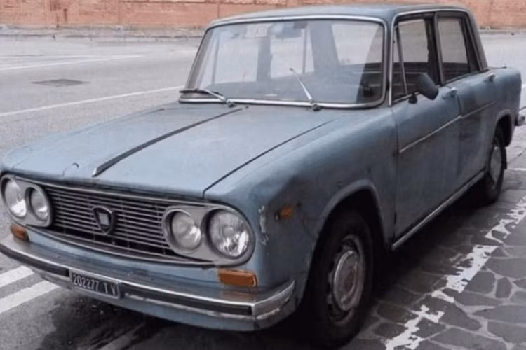 Sau gần 5 thập kỷ, chính quyền thị trấn Conegliano đã quyết định di dời chiếc ô tô này đi chỗ khác. Vào hôm 20/10 vừa qua, chiếc Lancia Fulvia đã được chuyển đến triển lãm Auto e Moto d'Epoca Motorshow ở thành phố Padua, tỉnh Padova, Ý. Tại đây, chiếc xe đã được trưng bày cùng hàng chục chiếc xế cổ vượt thời gian khác.