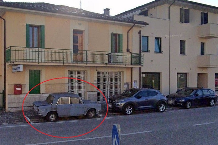 Một chiếc ôtô bí ẩn đỗ nguyên một chỗ bên lề đường trong suốt 47 năm qua đã thu hút sự chú ý của không ít du khách đến nước Ý. Được biết, chiếc ôtô này mang thương hiệu Lancia Fulvia đời 1962 và thuộc sở hữu của ông Angelo Fregolent, năm nay đã 94 tuổi.