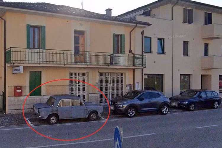 Một chiếc ôtô bí ẩn đỗ nguyên một chỗ bên lề đường trong suốt 47 năm qua đã thu hút sự chú ý của không ít du khách đến nước Ý. Được biết, chiếc ôtô này mang thương hiệu Lancia Fulvia đời 1962 và thuộc sở hữu của ông Angelo Fregolent, năm nay đã 94 tuổi.